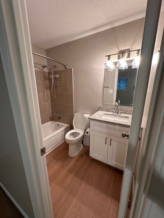 Building Photo - 102 Briarview Cir