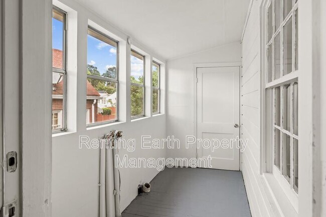 Building Photo - 905 7th St W