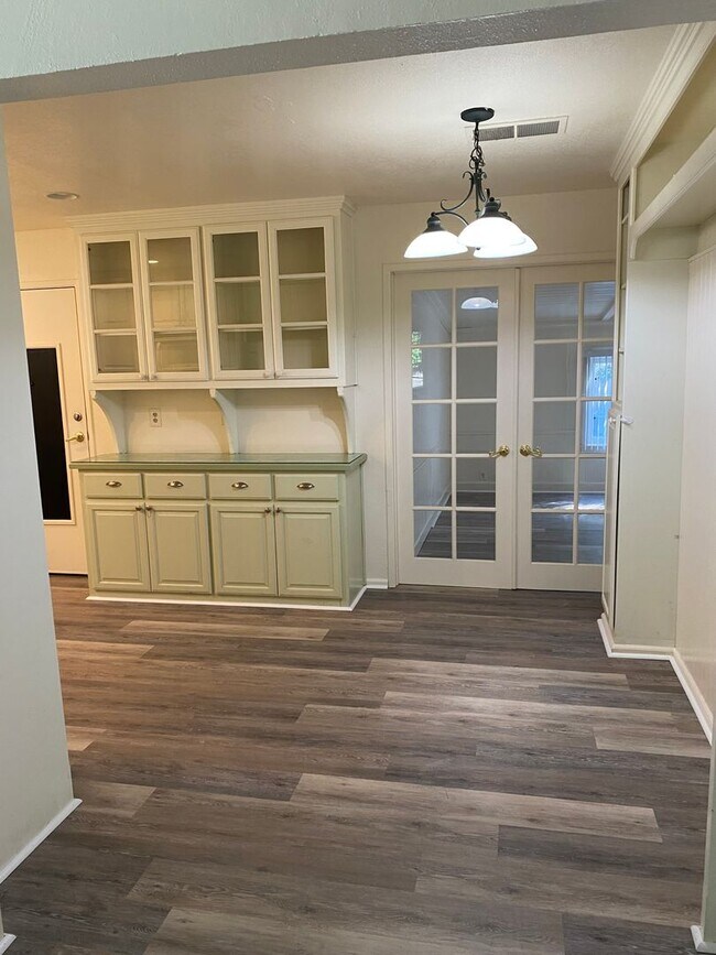 Building Photo - Located near downtown! Updated 3bed/2bath home with large family room/Rec room and side RV parking