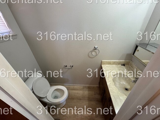 Building Photo - $850- 2 bed 1 bath - Townhomes