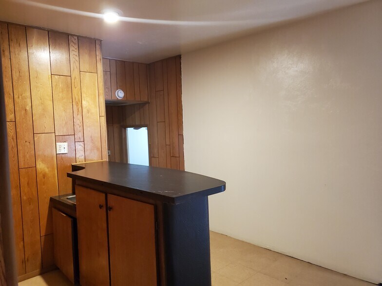 Building Photo - 1141 E Elm St
