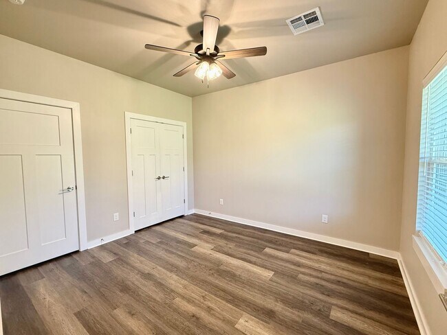 Building Photo - Large 2 Bed, 2 Bath in Beautiful Well-Main...