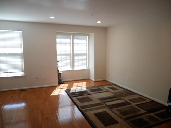 Building Photo - SPACIOUS 4 Bedroom Townhome-Owings Mills, MD