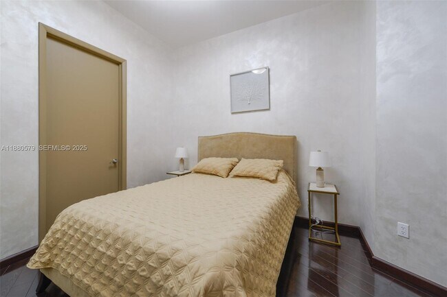 Building Photo - 15901 Collins Ave