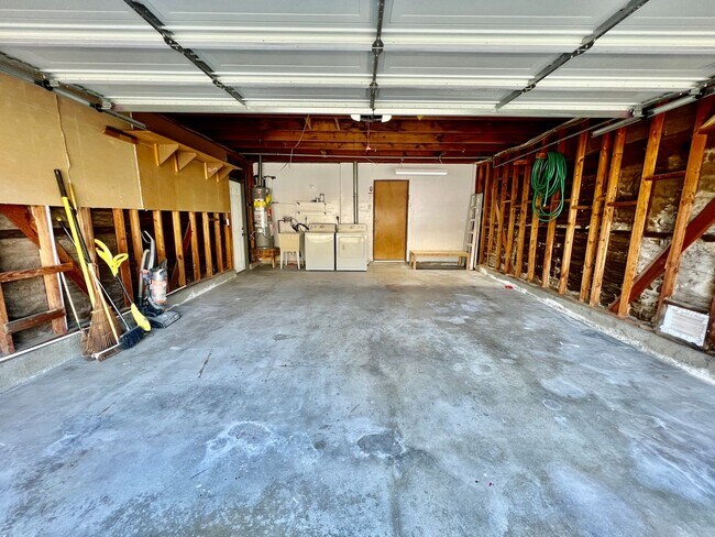 Building Photo - Newly remodeled 4B/2BA house w/ large back...