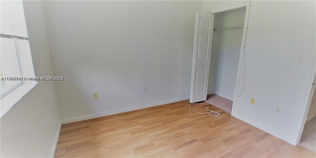 Building Photo - 1528 SE 24th Ct