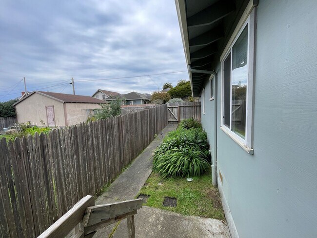 Building Photo - 1 Simpson St