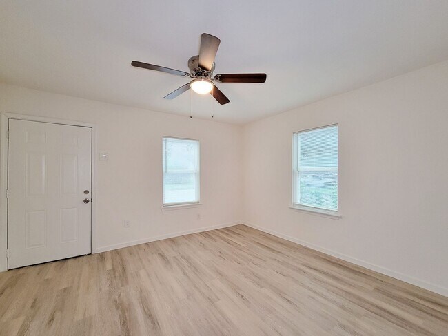Building Photo - BEAUTIFUL REMODELED 3 BEDROOM 2 BATH WITH ...