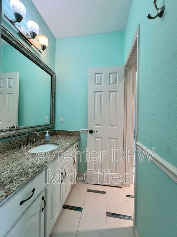 Building Photo - 2417 Creekside Cir S