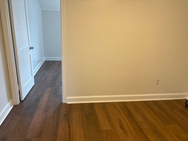 Building Photo - Cozy 3 Bedroom House, Yard-East End of Yor...