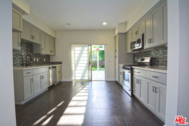 Building Photo - 1093 Avoca Ave