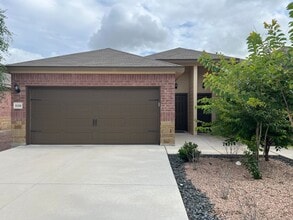 Building Photo - Luxury 3/2 Duplex in Seguin, Texas