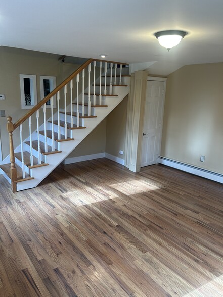 Building Photo - 303 Waterbury Hill Rd