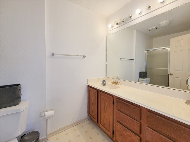 Building Photo - 2431 Edgewood Dr