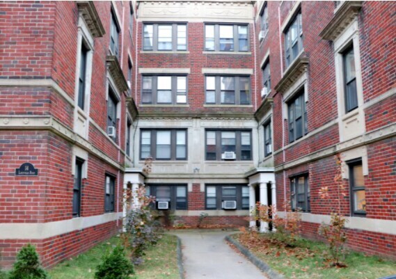 Building Photo - 18 Lakeville Rd