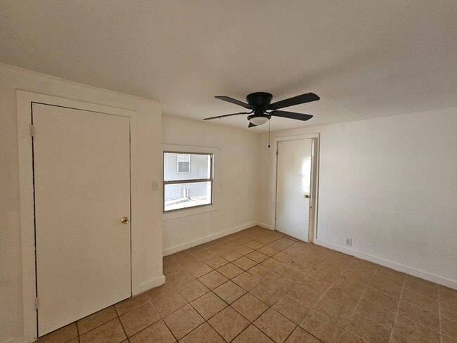 Building Photo - 2419 Sanchez St