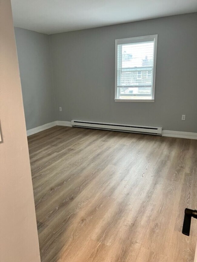 Building Photo - 2 Bedroom with Laundry Downtown Easton