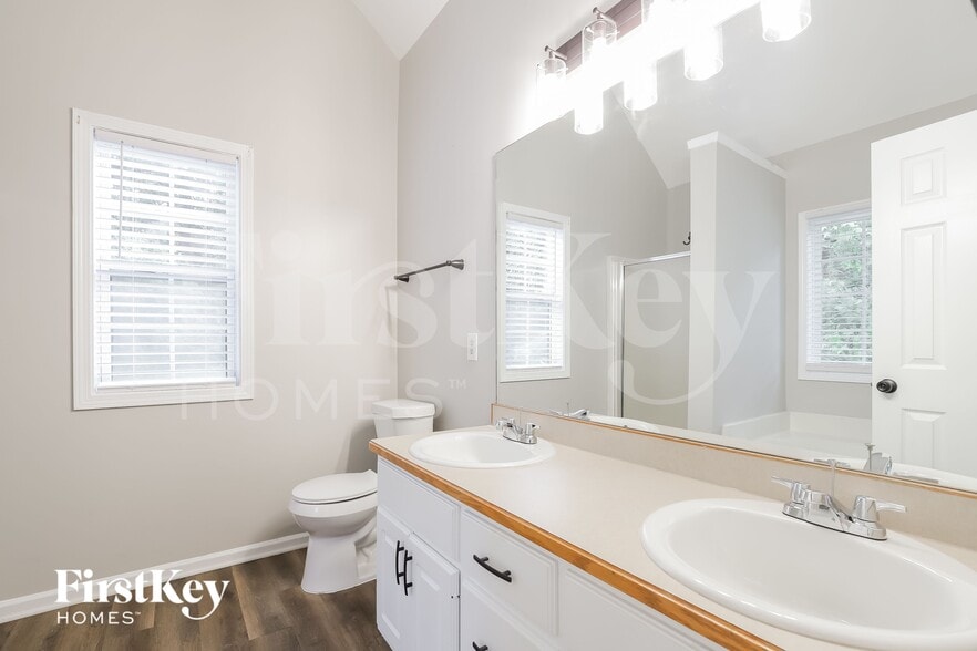 Building Photo - 660 Rosebud Ln