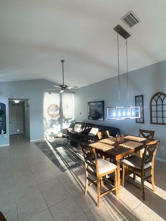 Building Photo - 532 SW Indian Key Dr