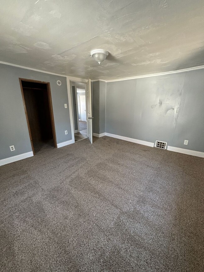 Building Photo - 3 bedroom, 1.5 bathroom home for rent in W...