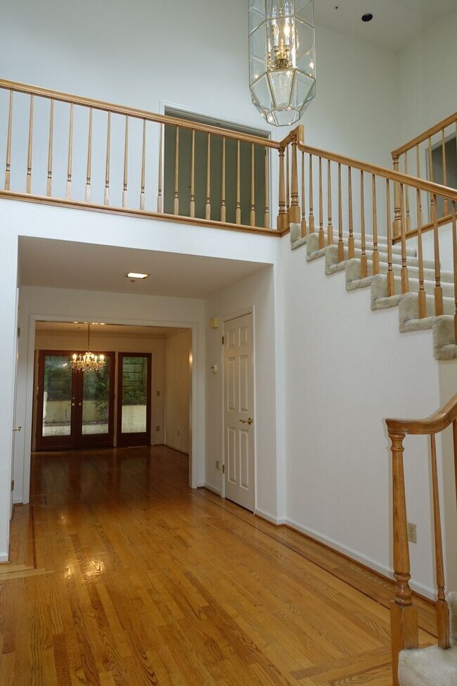 Building Photo - Spacious home, close to downtown Los Altos.  Easy commute location. Great Los Altos Schools!