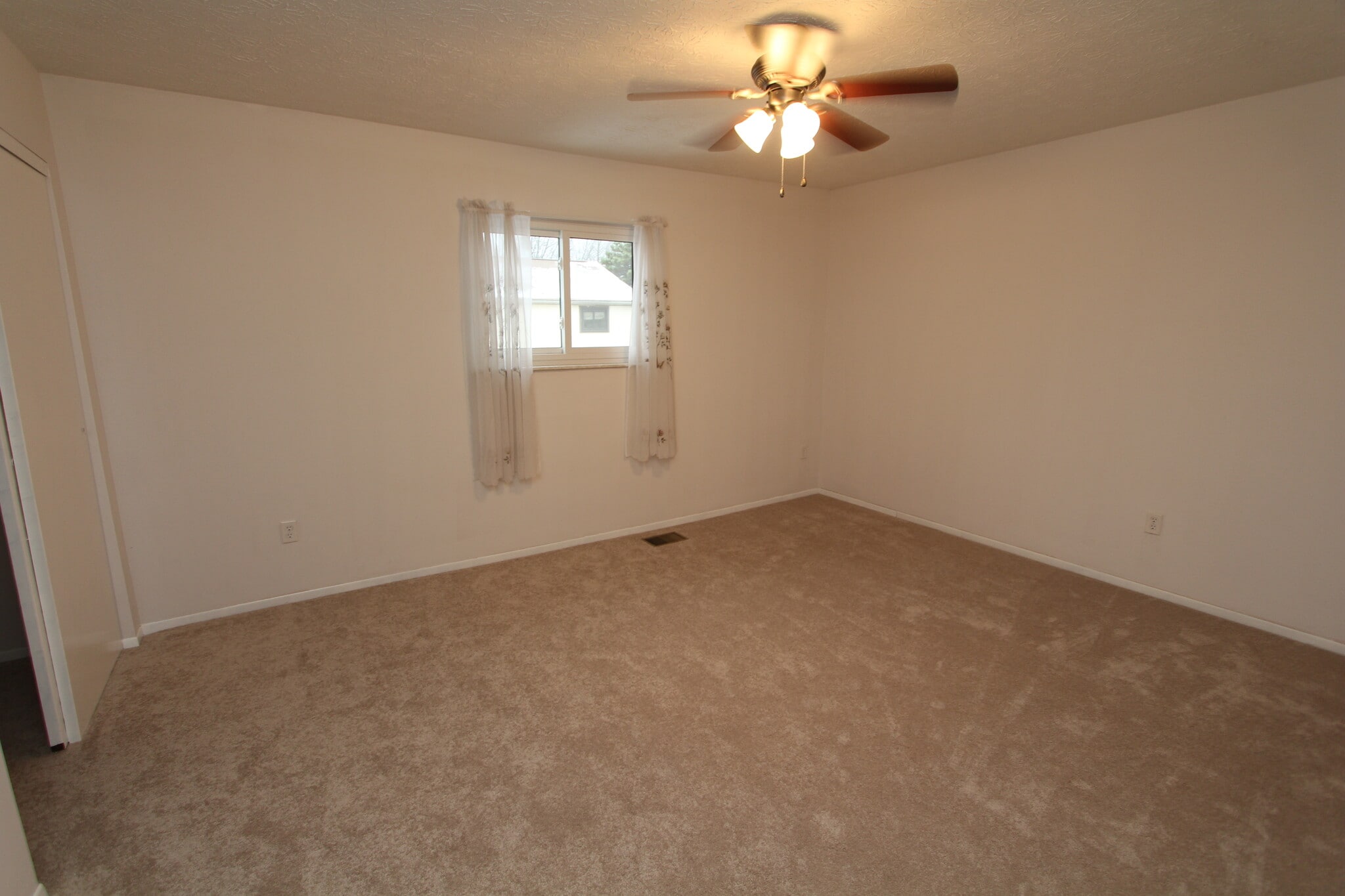 Building Photo - 3242 Summerdale Ln