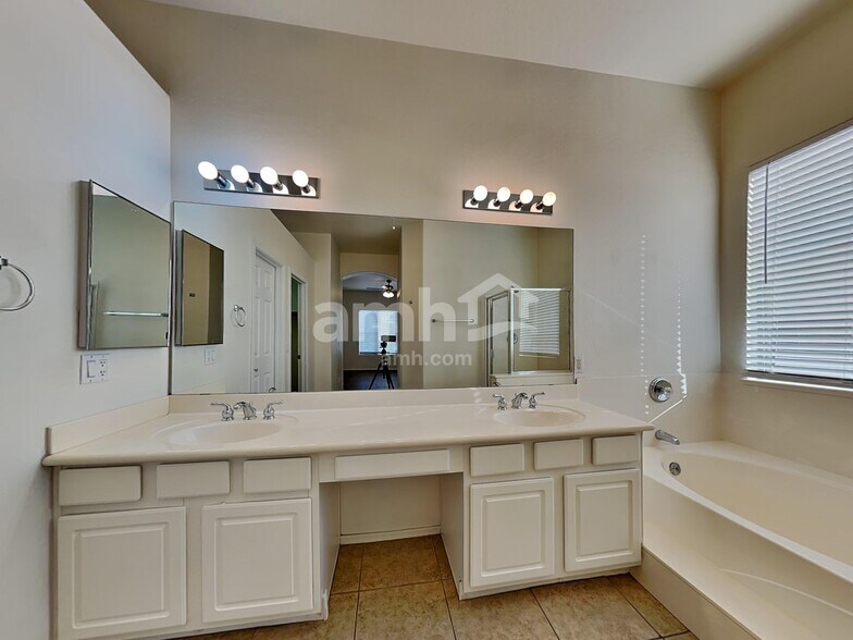 Building Photo - 8027 W Clara Ln