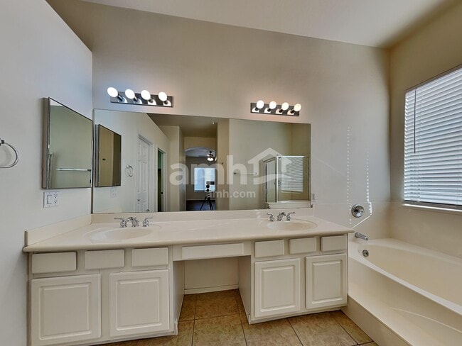 Building Photo - 8027 W Clara Ln