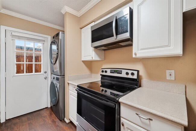 Building Photo - 10615 Briar Forest Dr