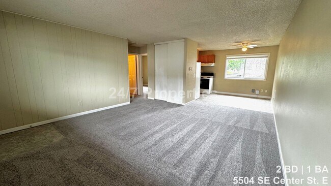 Building Photo - Upper-Level 2 BD | 1 BA Home - FoPo - MOVE IN SPECIAL!