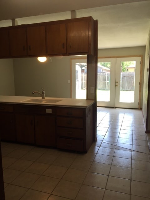 Building Photo - 3 bedrooms 2 bathrooms 1 car carport