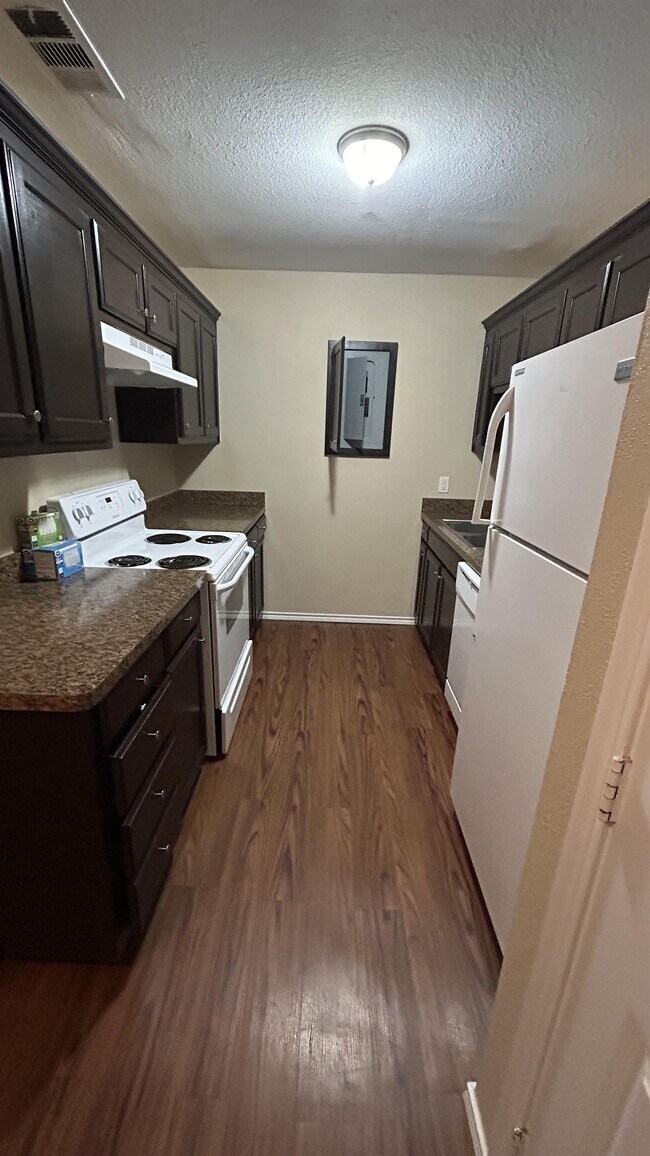 Building Photo - 310 Cooper St