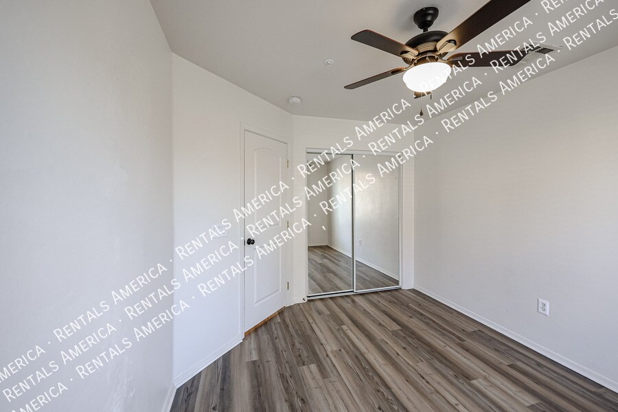 Building Photo - 4057 E Windsor Dr