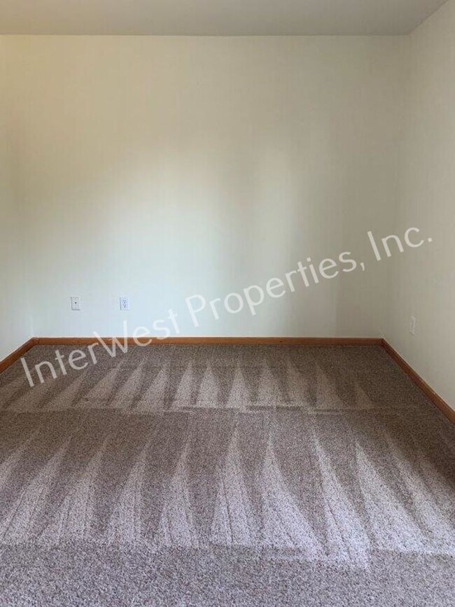 Building Photo - FLIK01-OPM