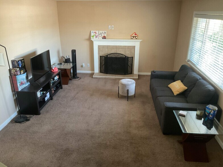 Building Photo - 409 Elsinore Dr