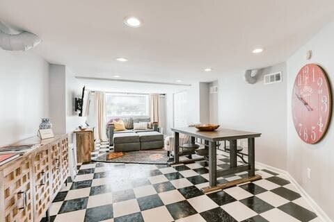 Building Photo - 15 Whitsett St