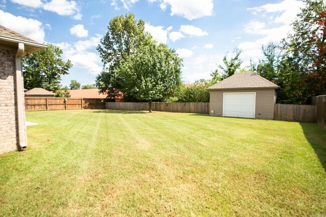 Building Photo - 25 Willow Dr