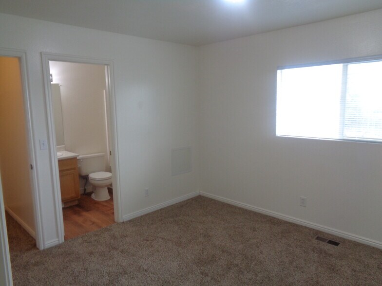 Building Photo - 777 Valley View Dr