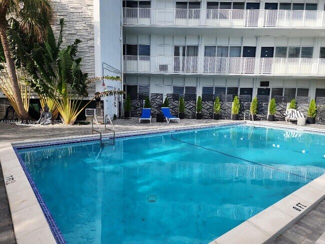 Building Photo - 2101 Normandy Dr