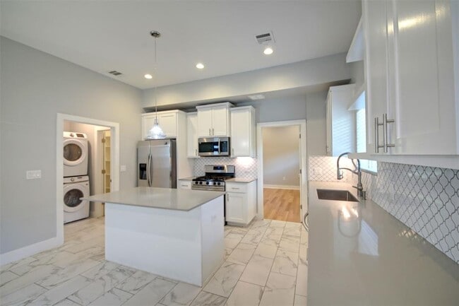 Building Photo - 7600 Carver Ave