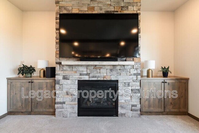 Building Photo - 527 Flint Dr