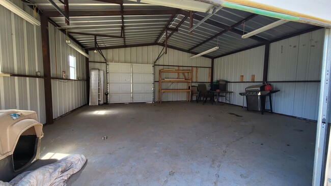 Building Photo - 2/2 1 CAR GARAGE AND LARGE SHOP
