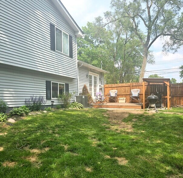 Building Photo - 336 Rustic Cir