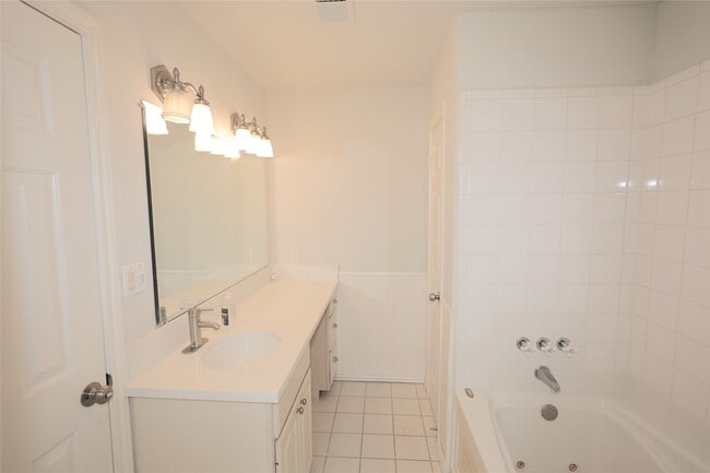 Building Photo - 3229 Continental Dr