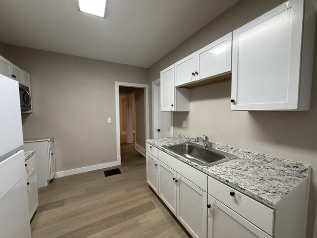 Building Photo - 407 Forest Ave