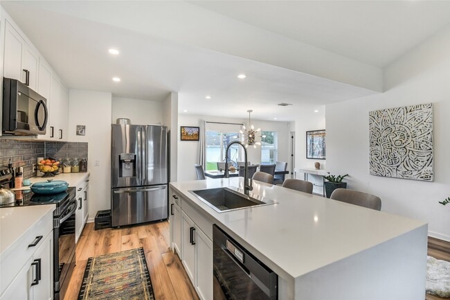 Building Photo - 2550 Roy Cir