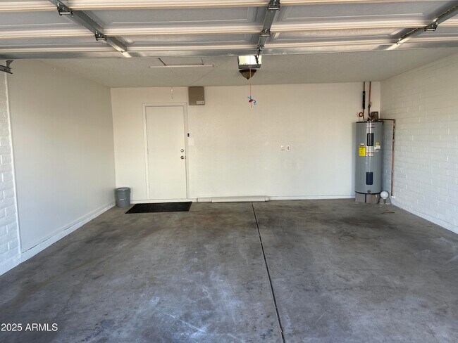 Building Photo - 10014 N 44th Dr