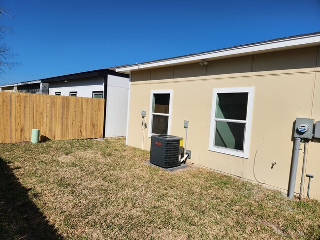 Building Photo - 2707 W Kerria Ave