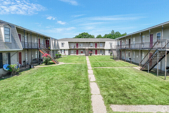 Common Area Courtyard Space Available - Royal Oaks Apartments