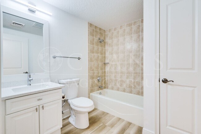Building Photo - Breathtaking 3 Bedroom Daytona Beach Shore...